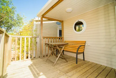Camping Joncar Mar - Mobilheim mit Veranda auf dem Campingplatz