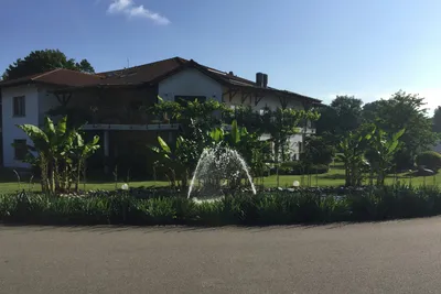 Kaiserstuhl-Camping  -  Hauptgebäude vom Campingplatz im Grünen