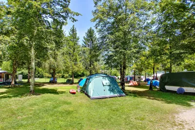 Kamp Polovnik - Zeltwiese mit Zelten zwischen Bäumen