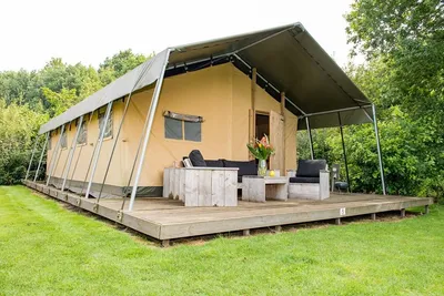 Kampeerterrein Jachthaven Meerwijck  - Sitzmöglichkeiten auf der Terrasse vom Mobilheim auf dem Campingplatz