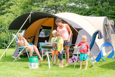 Kampeerterrein Jachthaven Meerwijck  -  Camper am Zelt auf dem Stellplatz vom Campingplatz im Grünen