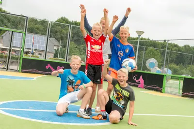 Kampeerterrein Jachthaven Meerwijck  - Fußball spielende Kinder auf dem Sportplatz vom Campingplatz