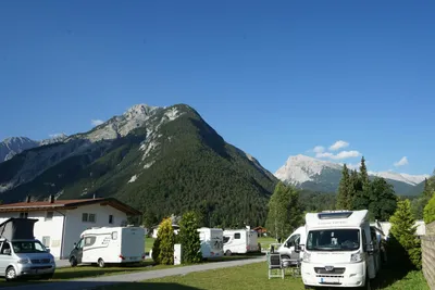 Karwendelcamp Scharnitz  -  Wohnwagen und Wohnmobile auf dem Stellplatz vom Campingplatz mit Bergblick