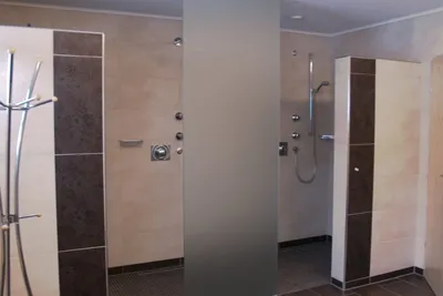 Karwendelcamp Scharnitz - Duschen im Sanitärbereich des Campingplatzes