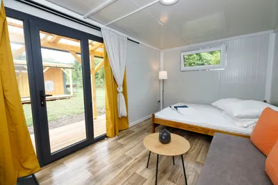 Camp Děčín  Kemp Děčín  - Doppelbett im Schlafzimmer eines Mobilheims