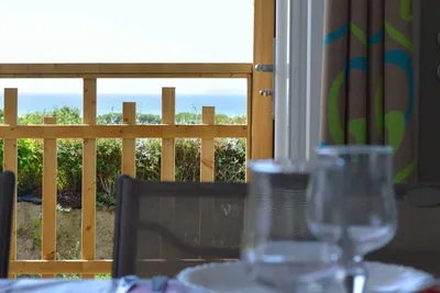 Camping Ker Vella - Terrasse eines Ferienhauses mit Blick auf das Meer