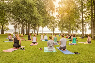 Camping Klausenhorn  -  Camper beim Yoga auf einer grüner Wiese vom Campingplatz am Bodensee