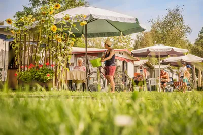 Camping Klausenhorn  -  Camper mit Fahrrad  auf dem Stellplatz vom Campingplatz
