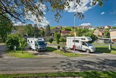 KNAUS Campingpark Frickenhausen - Wohnmobile auf Standplätzen mit Stromanschlüssel am Campingplatz