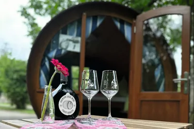 KNAUS Campingpark Frickenhausen - Schlaffass auf dem Campingplatz