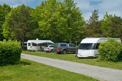 KNAUS Campingpark Hamburg - Wohnmobil- und  Wohnwagenstellplätze auf der Wiese