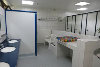 Camping Kockelscheuer - Sanitärgebäude mit Waschbecken, Spiegel, Toiletten und Duschen