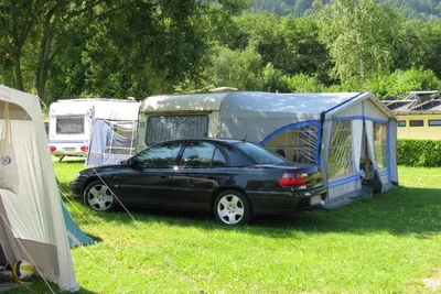 Camping Kölbl - Wohnwagen mit Vorzelt auf dem Stellplatz