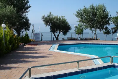 Camping Kouyoni -  Pool im Grünen auf dem Campingplatz