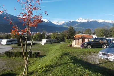 Camping Kranebitterhof - Stellplätze des Campingplatzes mit den Alpen im Hintergrund