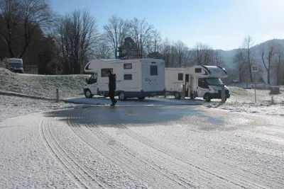 Camping Kranebitterhof - Wohnmobile auf Stellplätzen im Winter