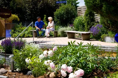 Kur- und Vitalcamping - Wassertretplatz, Blumen und Sitzgelegenheiten auf dem Campinggelände