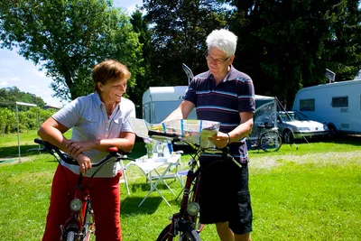 Kur- und Vitalcamping - Gäste auf der Wiese des Campingplatzes