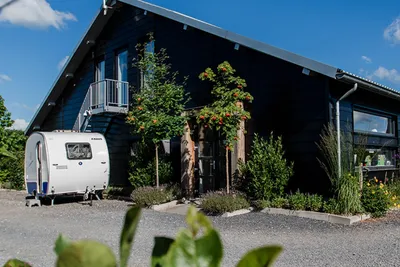 Camping Kweetal - Wohnwagen vor Gebäude