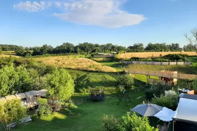 Estefana Camping - Wiese auf dem Campingplatz