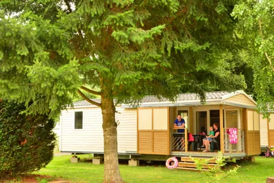 Camping L' Europe - Mobilheim mit überdachter Veranda auf dem Campingplatz