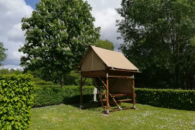 Camping de L'Hippodrome - Blick auf ein Hochzelt auf dem Campingplatz
