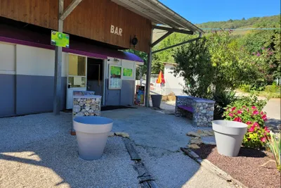 Camping L' Ile Chambod - Rezeption und Bar auf dem Campingplatz