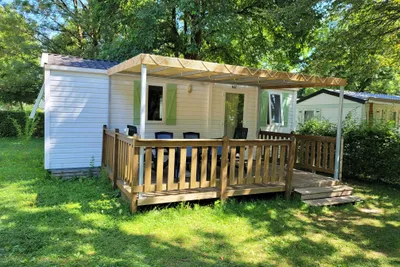 Camping L' Ile Chambod  - Mobilheim mit Veranda auf dem Campingplatz
