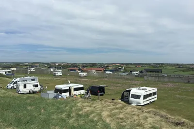 Løkken Strand Camping - Blick auf die Standplätze auf der Wiese