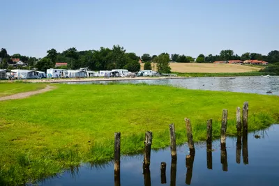 Lærkelunden Camping - Blick vom  Meer auf den Campingplatz