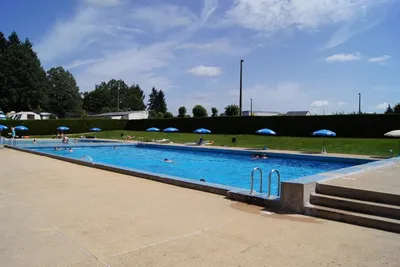 Camping La Bedure -  Pool mit Liegestühlen und Sonnenschirmen auf dem Campingplatz 