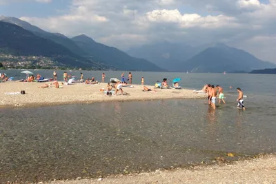 Camping La Breva - Badegäste am Strand des Comer Sees