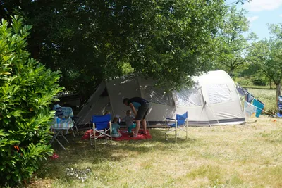 Camping La Champagne - Stellplatz im Schatten der Bäume