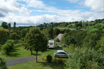 Camping La Chauderie - Stellplätze im Grünen auf dem Campingplatz  