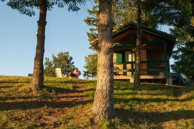 Camping La Chaudrie -  Mobilheim umgeben von Bäumen auf dem Campingplatz  