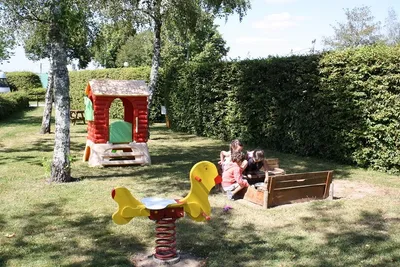 Camping La Coccinelle  -  spielende Kinder auf dem Spielplatz vom Campingplatz im Grünen