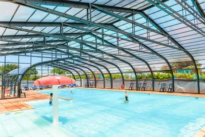 Camping La Corniche - Pool mit Überdachung auf dem Campingplatz