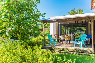 Camping La Ferme  - Mobilheim mit Terrasse auf dem Campingplatz