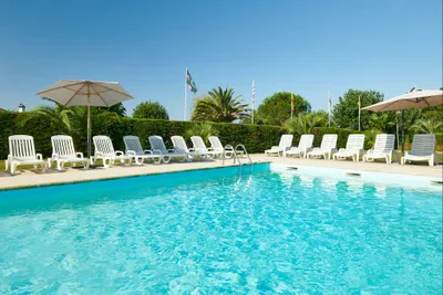 Camping la Ferme des 4 Chênes - Pool mit Liegestühlen und Sonnenschirmen auf dem Campingplatz