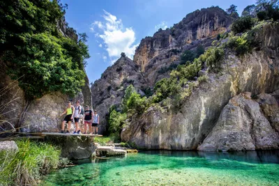 Camping La Fresneda - Camper beim Wandern an Felsen am kristallklaren Wasser