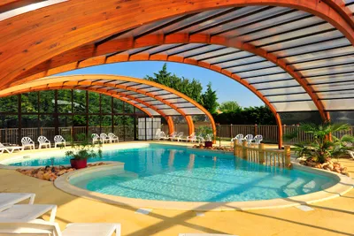 Camping La Madrague - Überdachter Poolbereich im Wasserpark des Campingplatzes