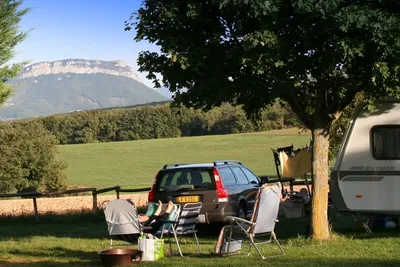 Camping La Magerie - Gast auf einem Liegestuhl mit Bergblick