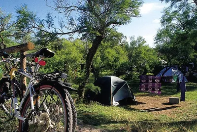 Camping La Mariposa - Stellplätze im Schatten der Bäume auf dem Campingplatz 