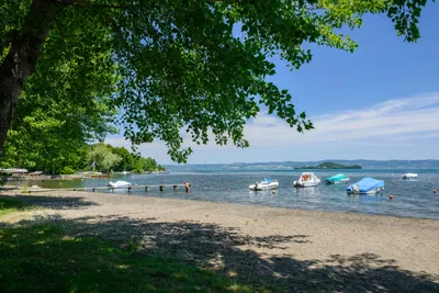 Camping La Perla del Lago - Strand des Bolsenasees mit Booten in der Nähe des Campingplatzes