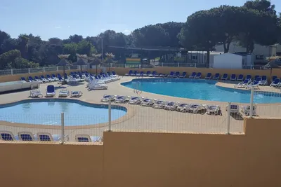 La Pinède - Blick auf das Freibad des Campingplatzes