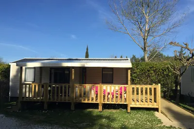 Camping La Roquette - Mobilheim mit Veranda auf dem Campingplatz