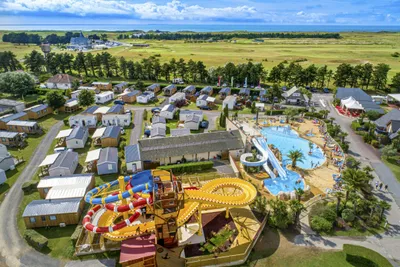 Capfun Camping Route Blanche  Camping La Route Blanche - Luftaufnahme des Campingplatzes mit Wasserpark