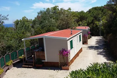 Camping La Sorgente  -  Mobilheime vom Campingplatz mit Blick auf das Mittelmeer