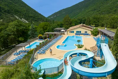 Camping Source du Jabron  Camping la Source du Jabron  - Rutschen im Wasserpark des Campingplatzes