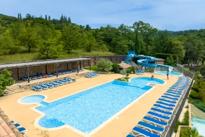 Camping Source du Jabron  Camping la Source du Jabron - Pool im Freien mit Liegestühlen und Rutsche
